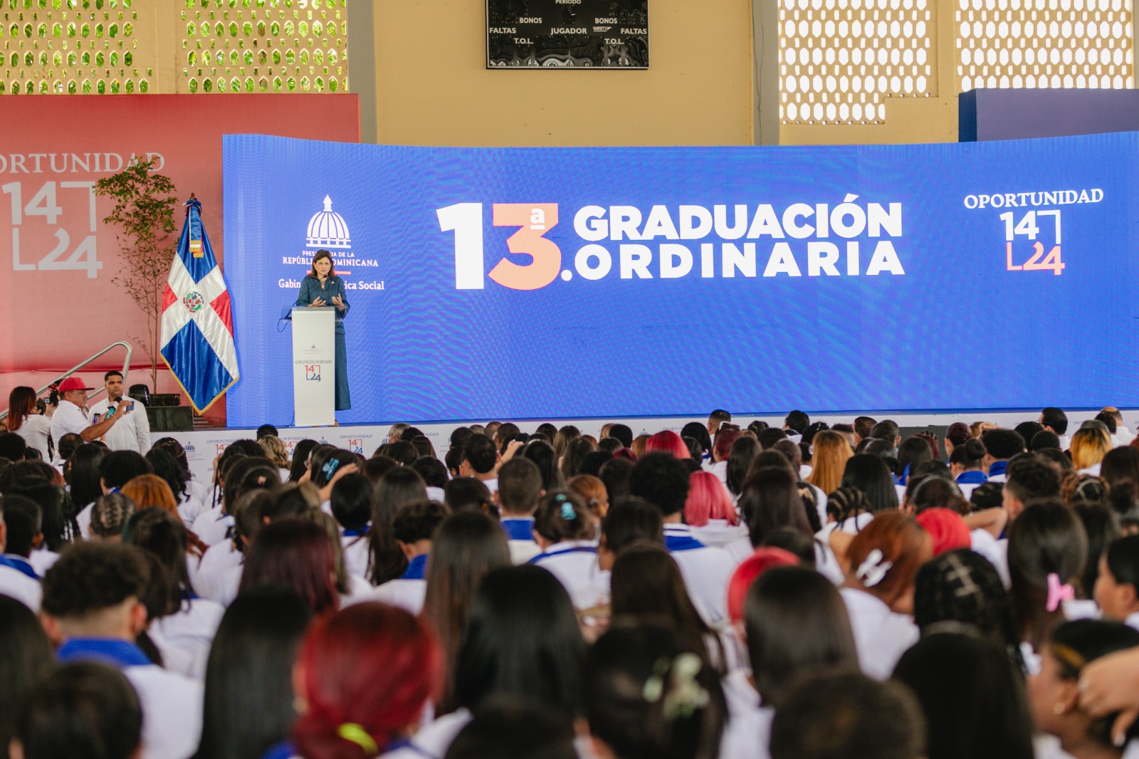 Raquel Peña encabeza graduación de 1,032 jóvenes en Oportunidad 14-24