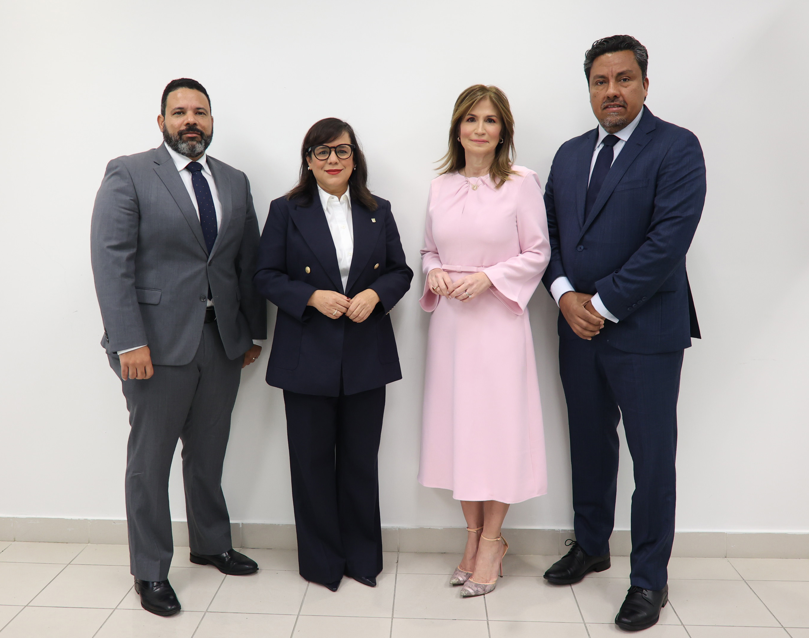 Los directivos  de Adopron:  Jorge Miñoso,  Julissa Almonte, Circe Almánzar y César Gómez.  José de León