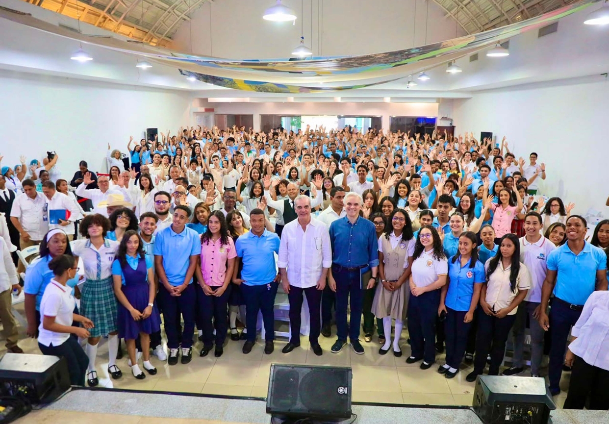 El presidente  Luis Abinader y el ministro Luis M. Decamps cona estudiantes  La Vega.