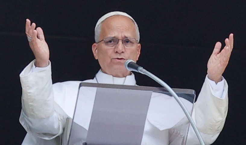 El papa León XIV durante el rezo  del Ángelus. EFE