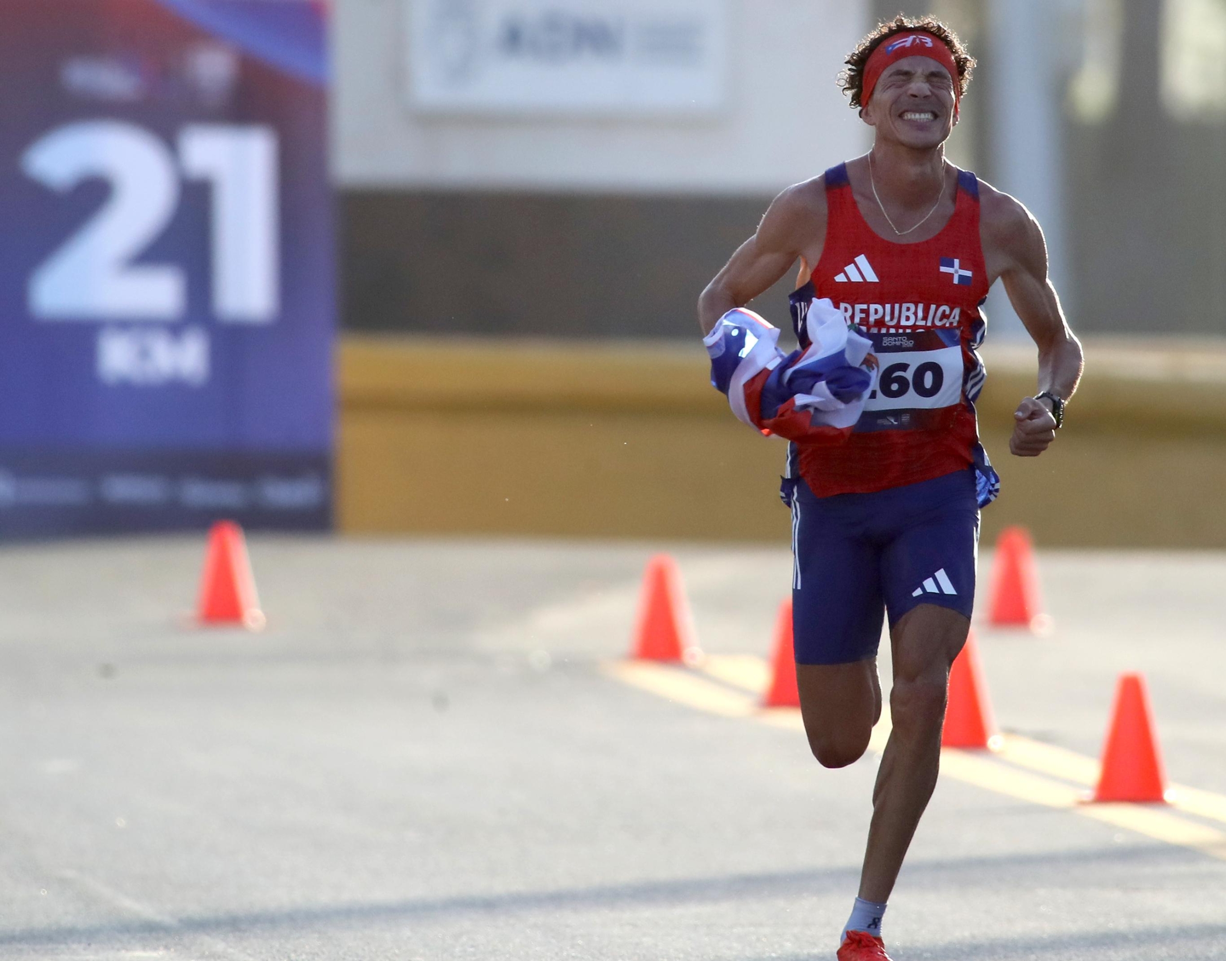 El dominicano Álvaro Abreu cruza  la meta de la media maratón, en el inicio ayer de las competencias de atletismo de los XXV Juegos Centroamericanos y del Caribe.