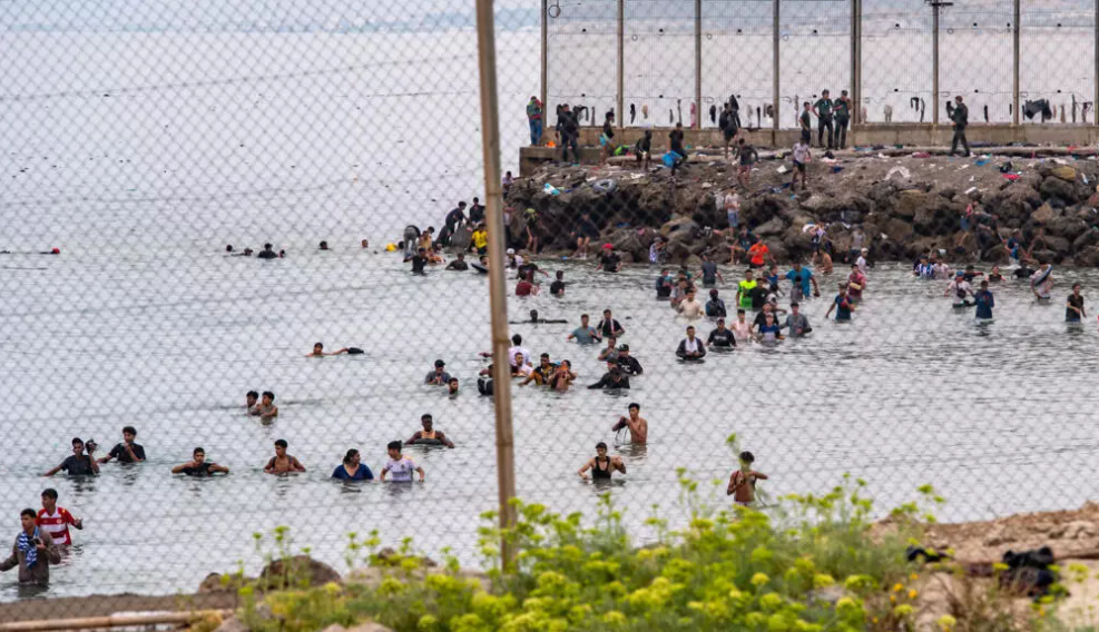 Unos migrantes intentan cruzar desde Marruecos hacia el enclave español de Ceuta, el viernes 31 de julio de 2026. AP Photo/Antonio Sempere - Antonio Sempere