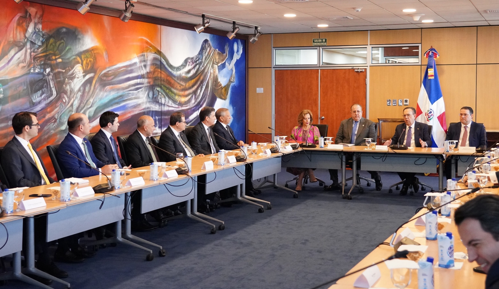 Reunión de los ministros de Hacienda e industria y el gobernador de Banco Central con la junta directiva del ABA.