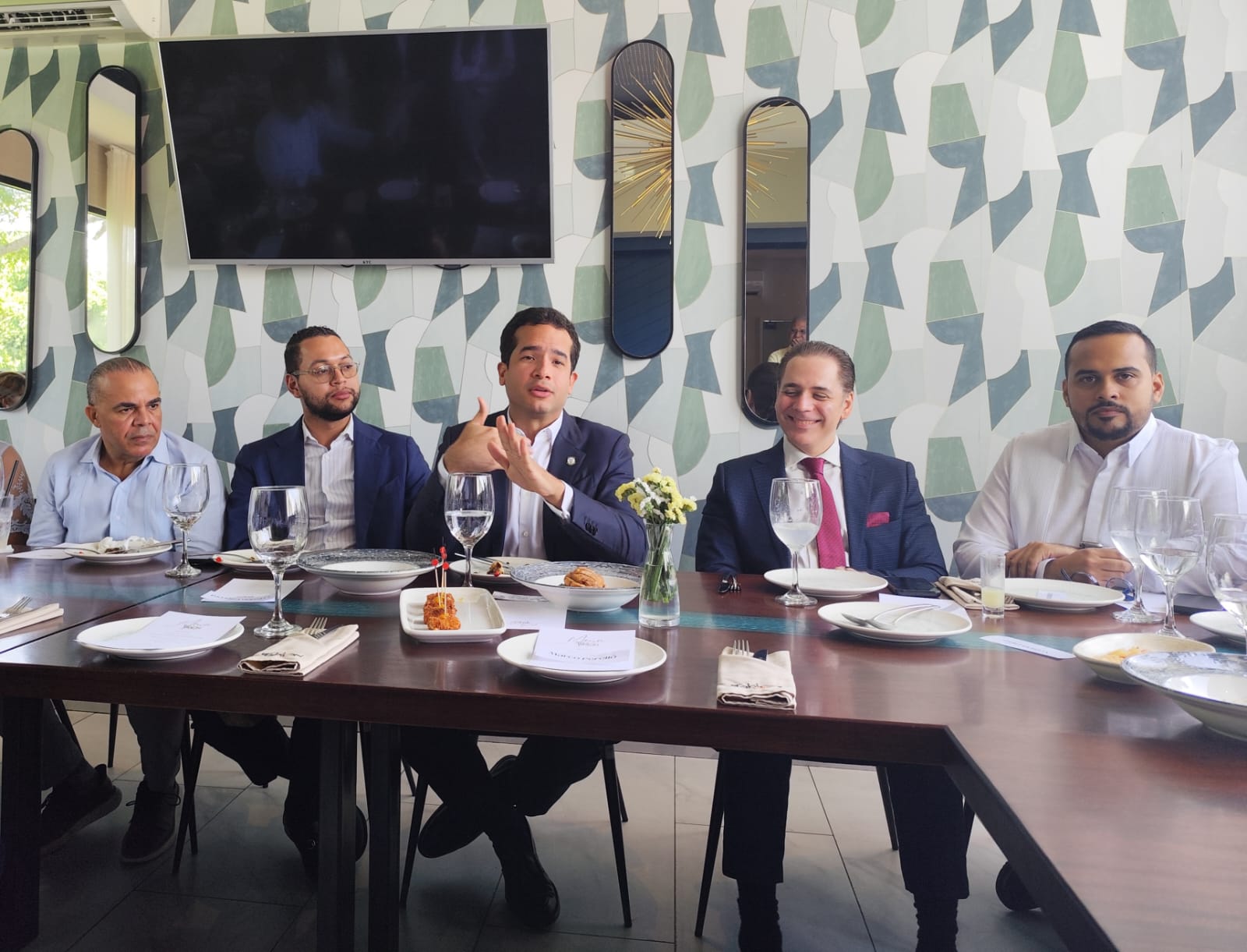El senador Omar Fernández, durante un encuentro con representantes de los medios de Santiago.