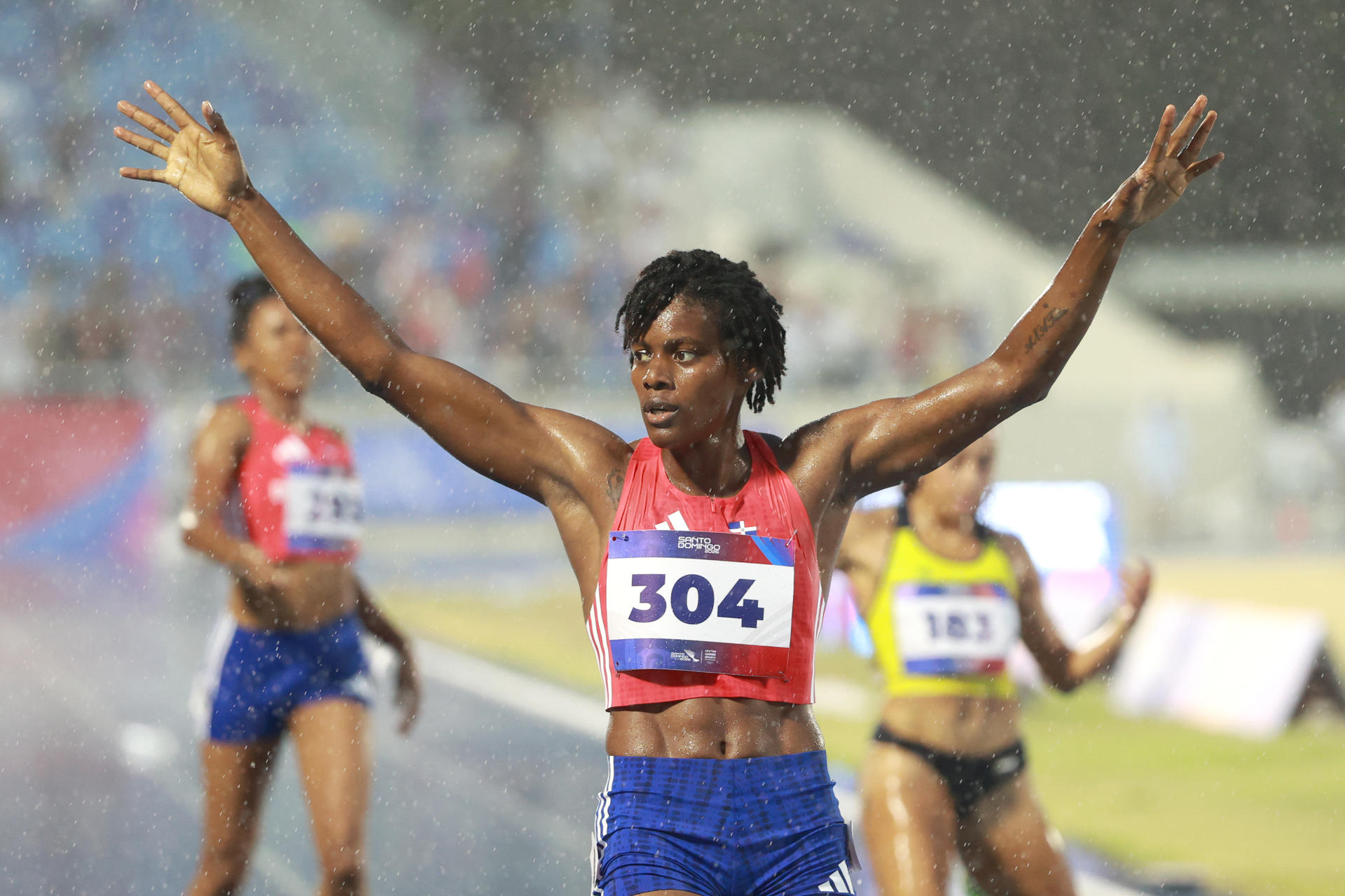 Marileidy Paulino de República Dominicana celebra en la final de 400 metros femenino este miércoles, en los XXV Juegos Centroamericanos y del Caribe Santo Domingo 2026 en Santo Domingo (República Dominicana). EFE/ Orlando Barría