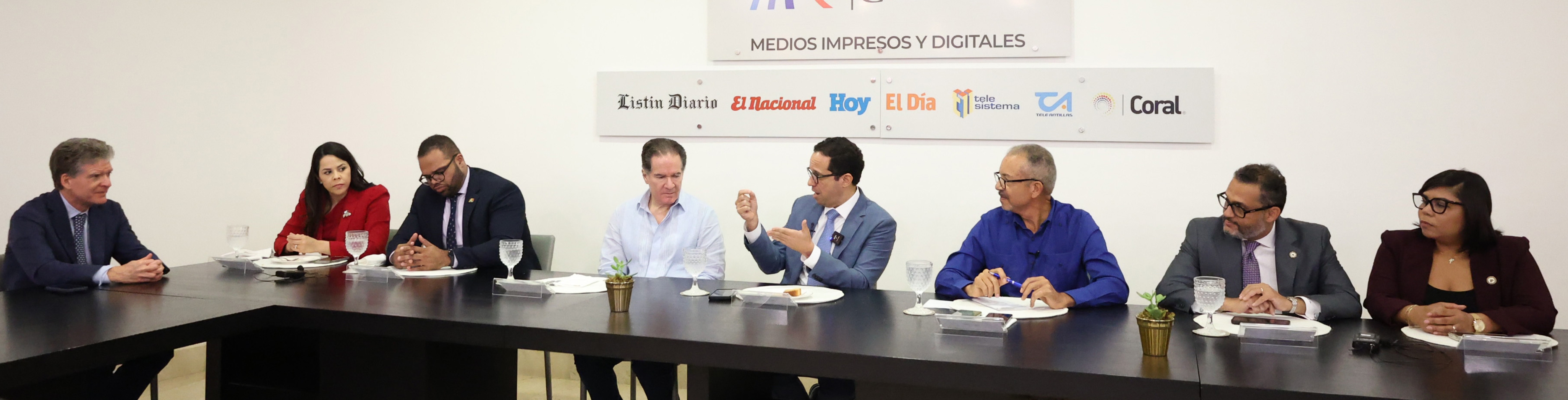 José Alfredo Corripio, Elaine Nivar, Armando Manzueta, Manuel Corripio, Sigmund Freund, Miguel Febles, Alan Jiménez y Sheyla Castillo durante el encuentro.