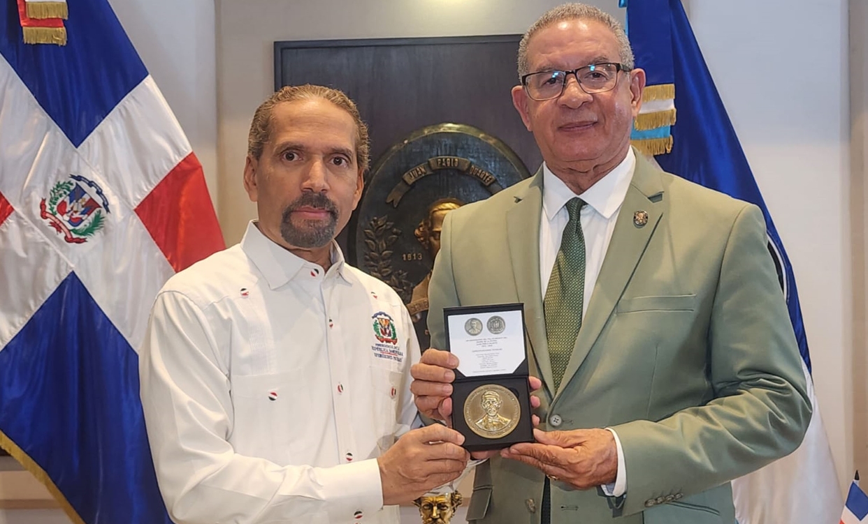 Juan Pablo Uribe entrega medalla conmemorativa 150 años a Wilson Gómez.