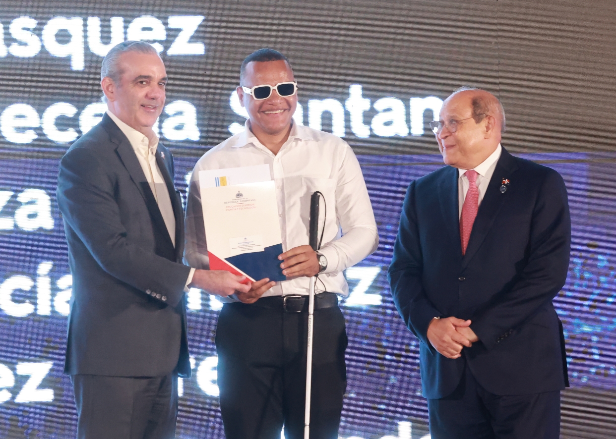El presidente Luis Abinader junto al ministro del Mescyt en el acto  José Francisco.