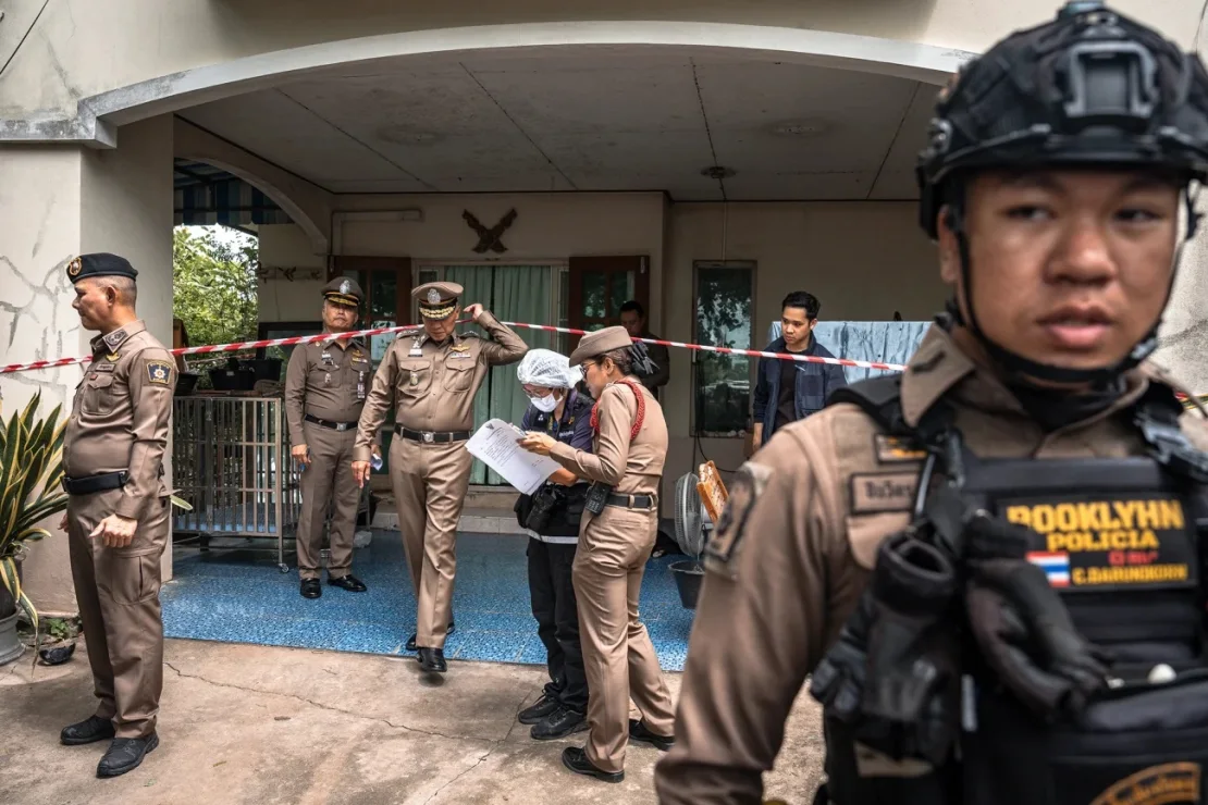La Policía se reúne fuera de la casa donde se sospecha que un adolescente mató a sus abuelos antes de llevar a cabo un tiroteo escolar en Tailandia el 7 de agosto de 2026. Chanakarn Laosarakham/AFP/Getty Images