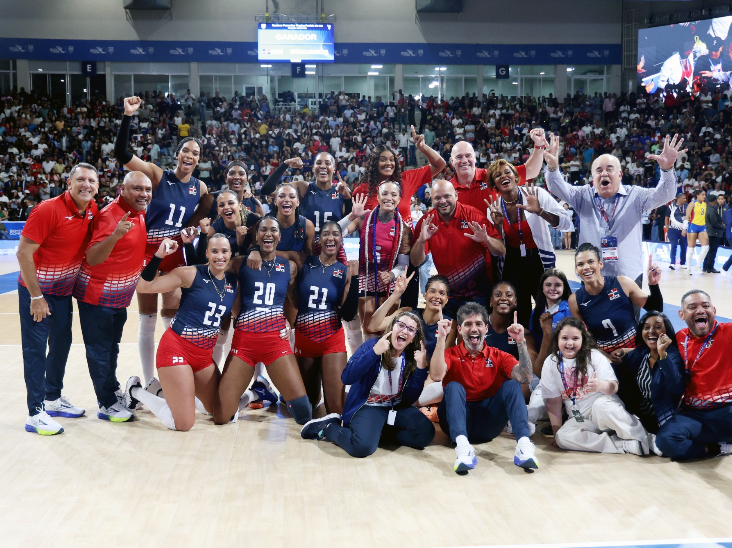 Las Reinas del Caribe, sus entrenadores y el licenciado Cristóbal Marte Hoffiz, celebran con júbilo su corona número siete al hilo en los  Juegos