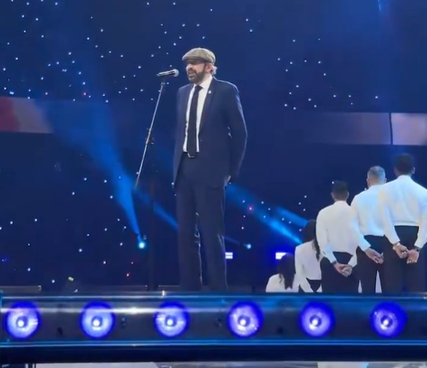 Juan Luis Guerra cantó en el cierre de los Juegos Centroamericanos y del Caribe.