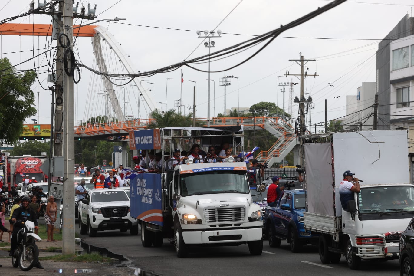 La lluvia no detuvo la caravana.Introduzca texto aquí