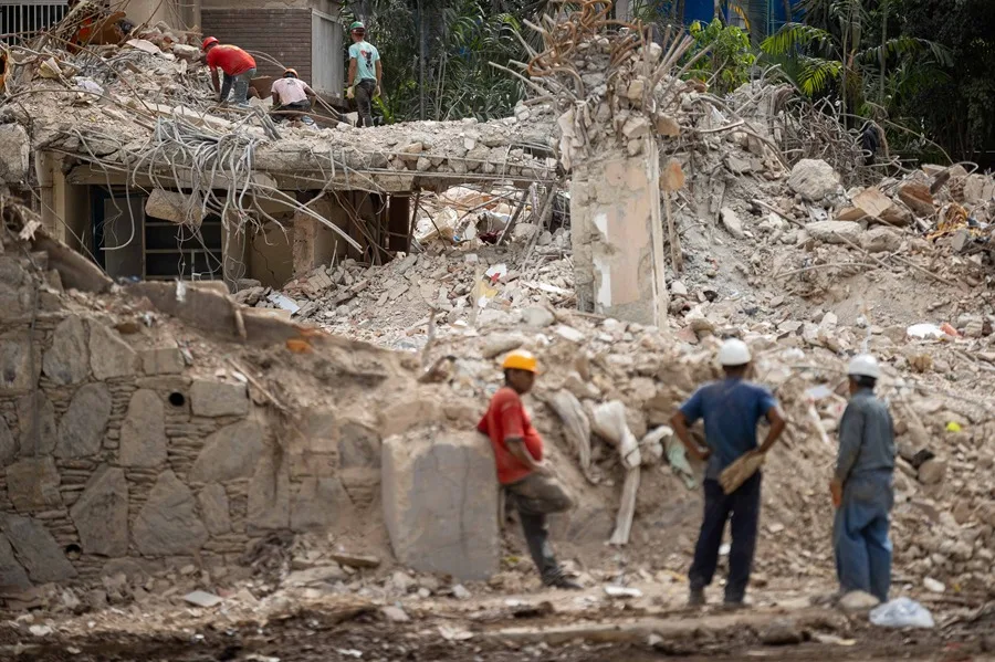 Personas retiran escombros de un edificio afectado en Caracas por el doble terremoto del pasado 24 de junio. EFE/ Ronald Peña R