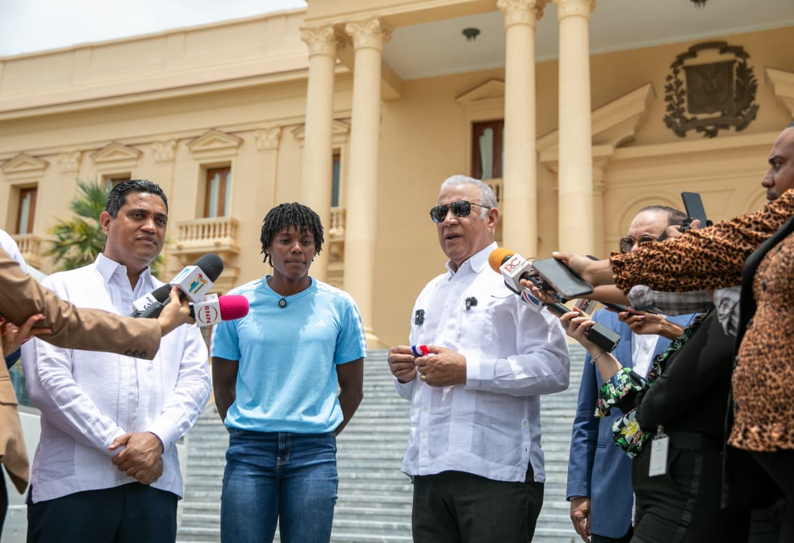 Ministro Andrés Bautista entrega, en nombre del presidente Luis Abinader, autobús a la Fundación Creando Sonrisas Eternas, presidida por la campeona olímpica Marileidy Paulino