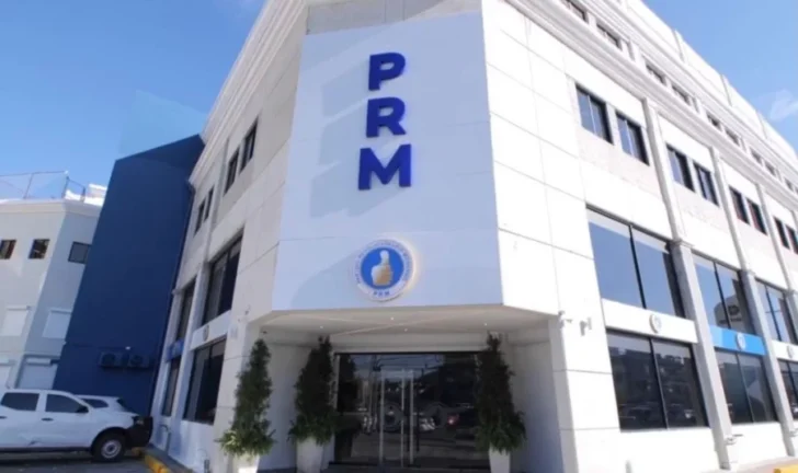 El PRM, fundado en 2014, llegó al poder en 2020 con Abinader, quien logró la reelección en las elecciones de mayo de 2024.