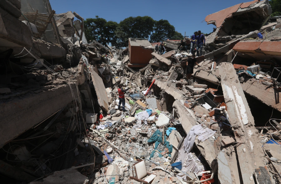 Equipos de rescate y residentes buscan entre los escombros tras el terremoto que sacudió Cali, Colombia, el lunes 10 de agosto de 2026. (Foto AP/Santiago Saldarriaga)