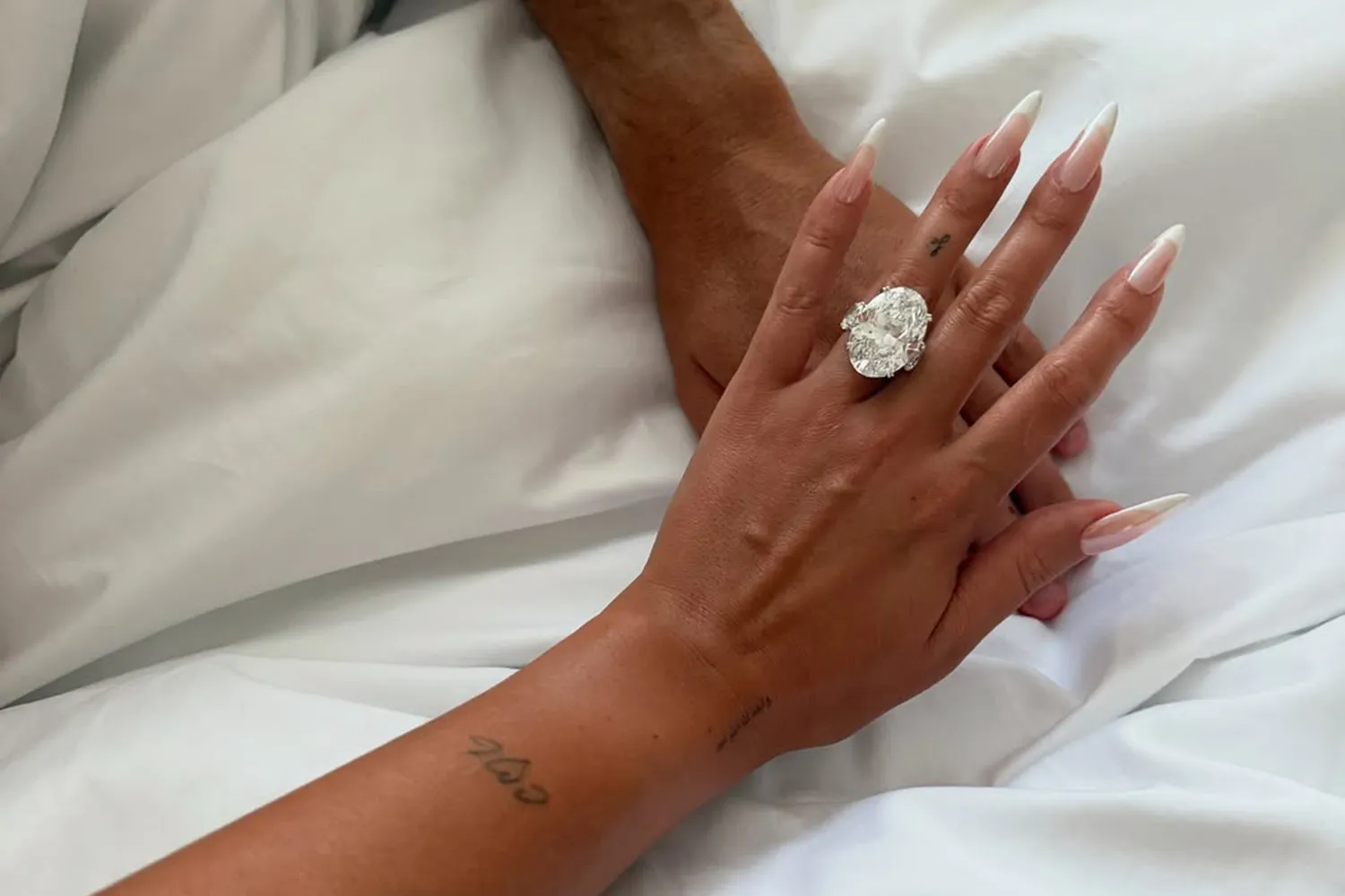 Georgina Rodríguez comparte una foto de su anillo de compromiso.