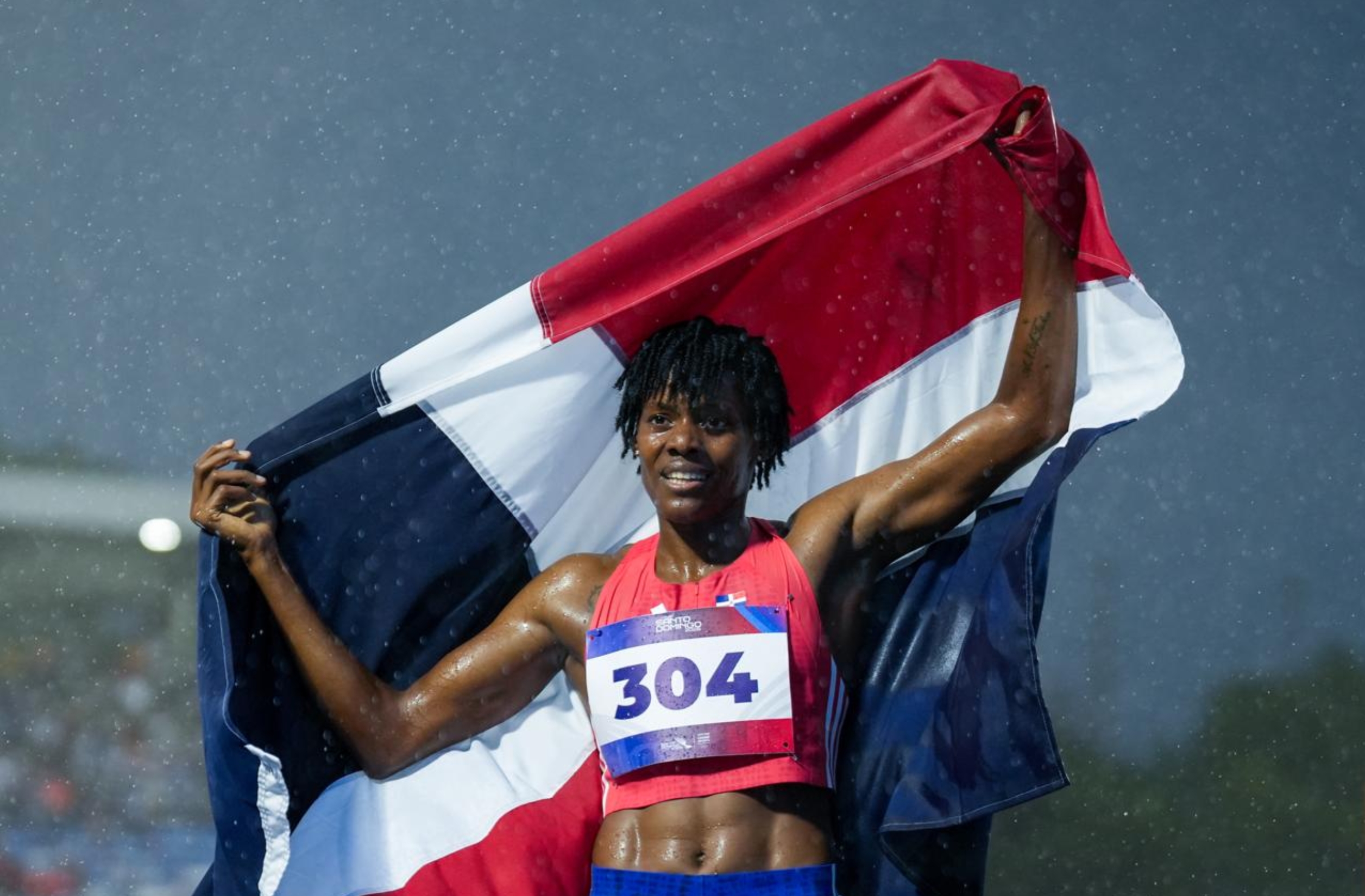 Marileidy Paulino se bañó en oro al ganar la prueba de Relevo Mixto 4X400 y su prueba de 400 metros en los Juegos Centroamericanos y del Caribe.