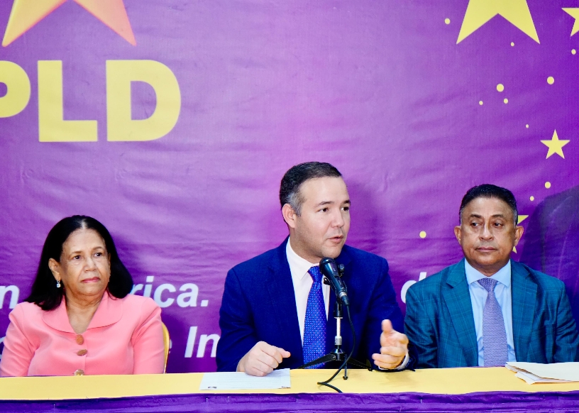 Johnny Pujols junto a dirigentes del partido morado.