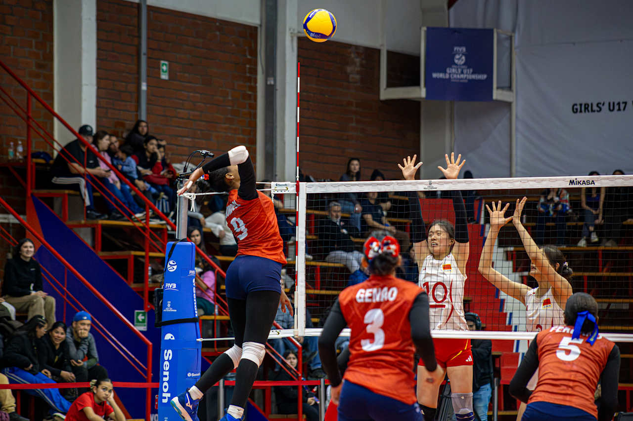 Rayni Mondesi (9) de la República Dominicana, consigue un potente remate ante la defensa de China en el Mundial U.17.