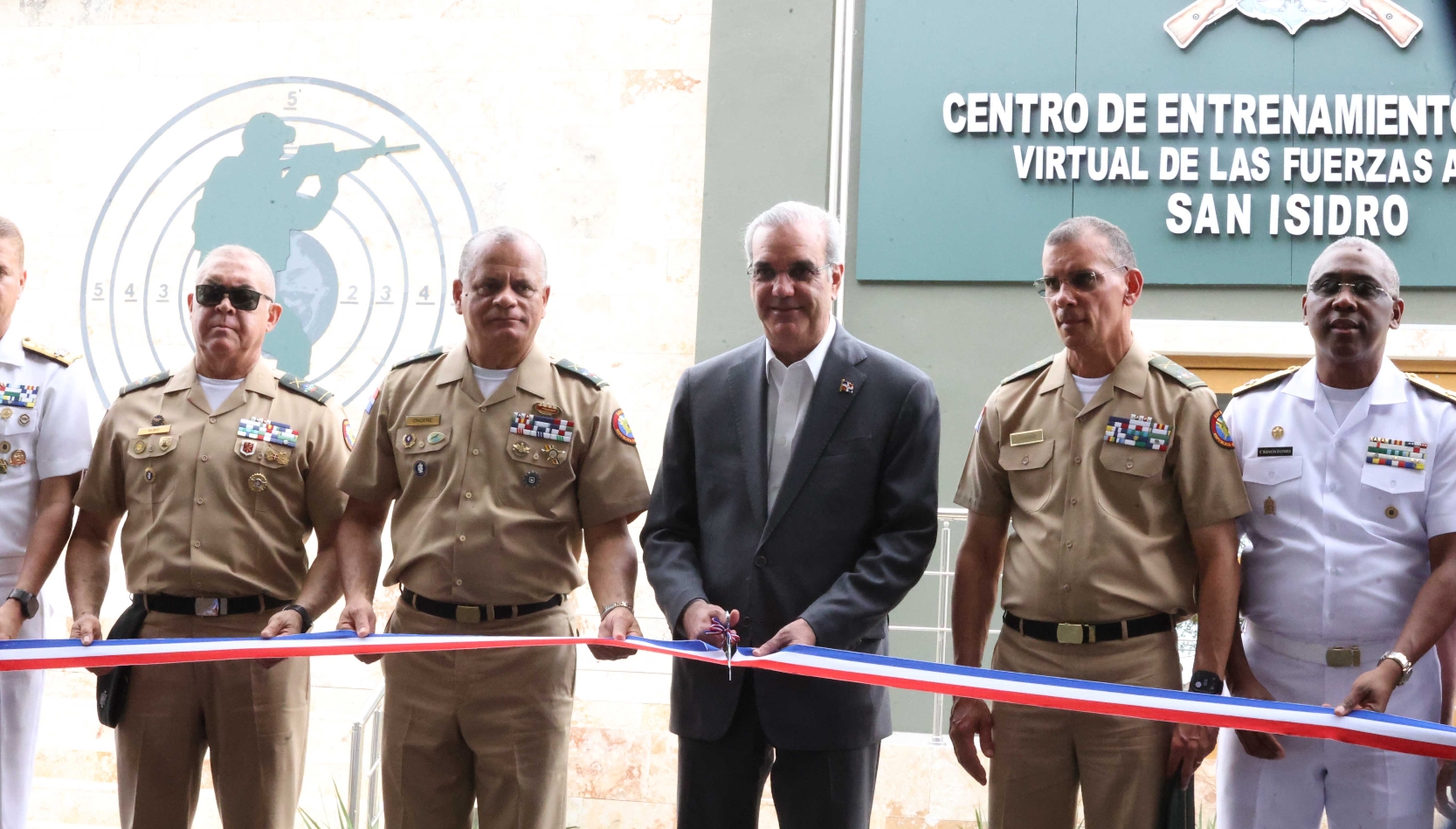 Abinader corta la cinta que dejó abierto el Centro de Entrenamiento Táctico Virtual de las Fuerzas Armadas,