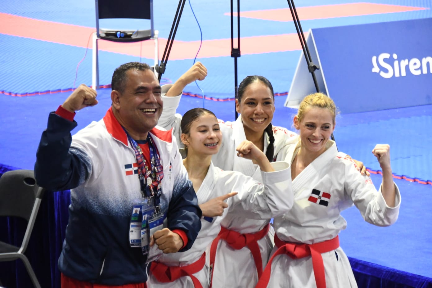 María Dimitrova, Belén Guzmán, Perla Peralta y y el entrenador del equipo, lucen felices luego de ganar la medalla de oro en Kata, por equipo para la República Dominicana.