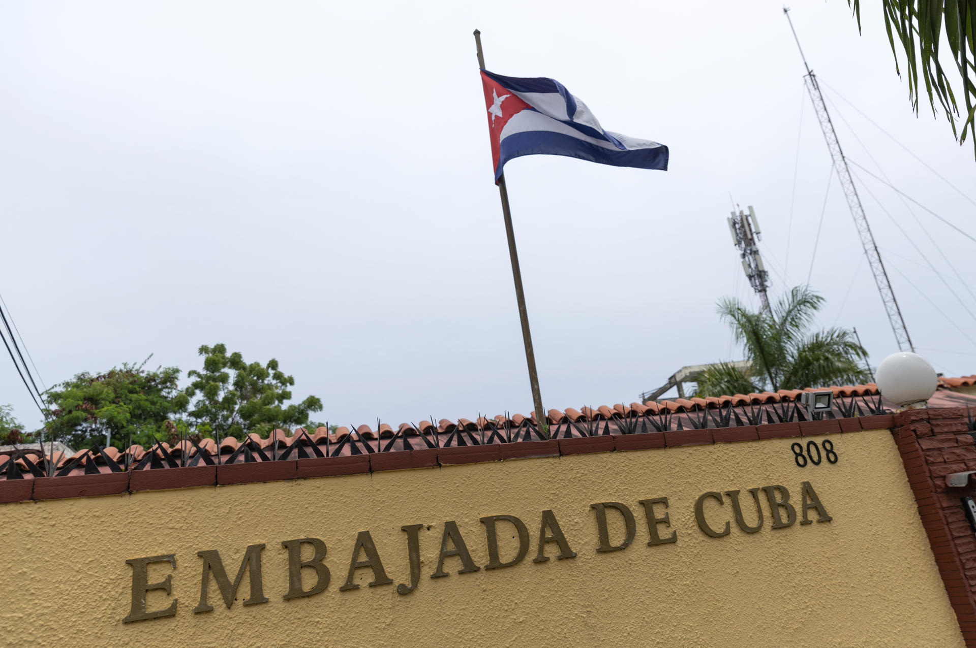 Fachada de la Embajada de Cuba en República Dominicana este jueves, en Santo Domingo (República Dominicana). EFE/ Orlando Barría.
