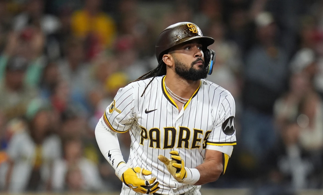 Fernando Tatis Jr., de los Padres,  sigue caliente con su bate.
