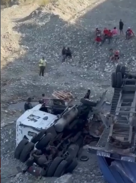 Patana cae al río Nizao tras accidente en puente Lucas Díaz