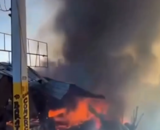 Villa Mella: incendio consume Plaza Comercial