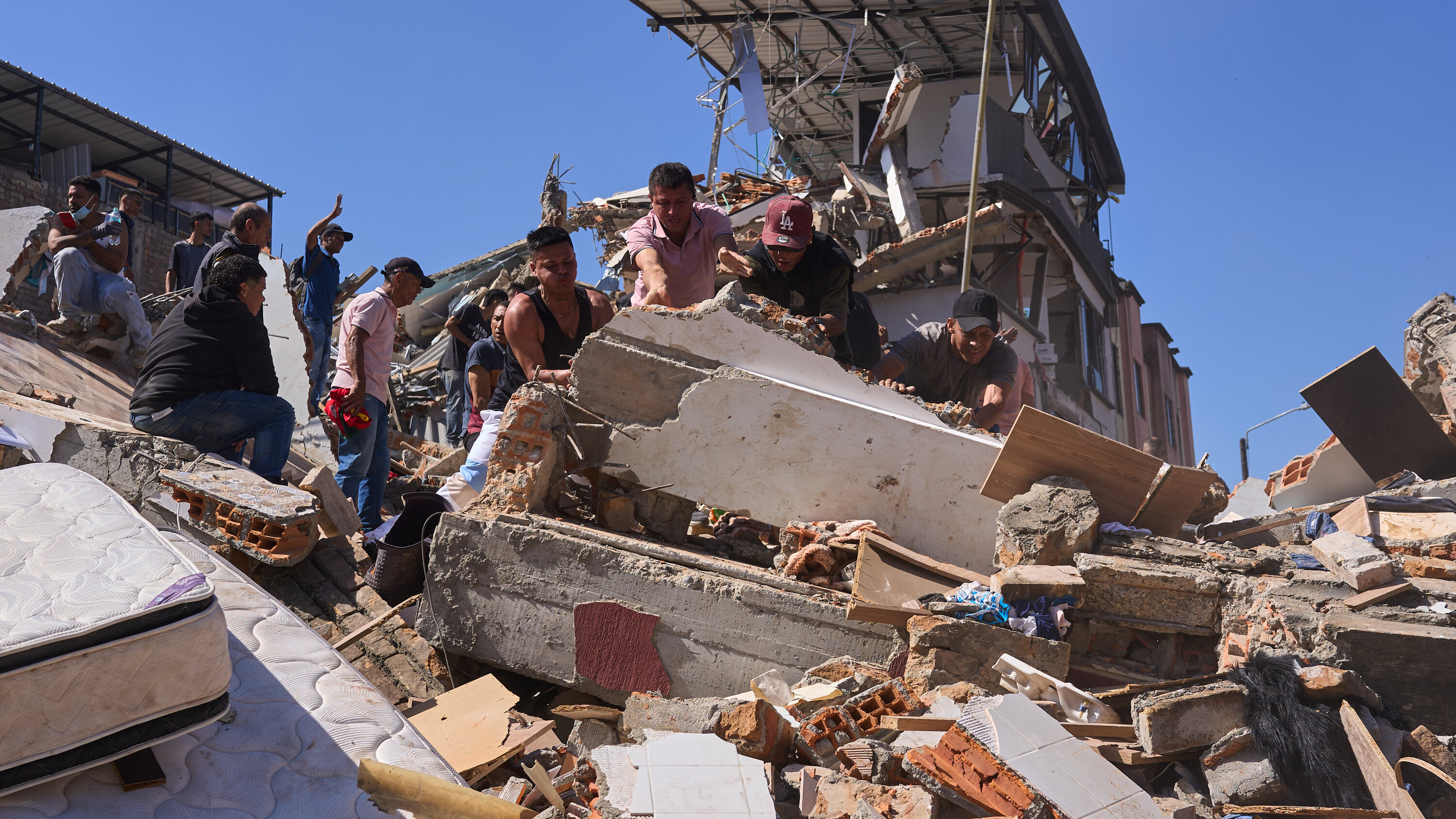Familia más rica de Colombia dona 48 millones de dólares para reconstrucción por terremoto