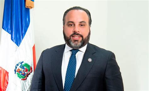 l Poder Ejecutivo designó mediante el decreto 552-26 a Julio Peña Guzmán como nuevo presidente de la Junta de Aviación Civil (JAC), organismo rector de la política aeronáutica en la República Dominicana.

Peña Guzmán, abogado de formación y diplomático de carrera, cuenta con más de veinte años de experiencia en los sectores público y privado, especialmente en áreas relacionadas con la aviación civil internacional, la seguridad operacional y la conectividad aérea.

Graduado en Derecho por la Pontificia Universidad Católica Madre y Maestra (PUCMM), posee maestrías en Gobierno, Ciencias Políticas y Defensa y Seguridad Nacional. Su trayectoria incluye haber sido representante permanente de República Dominicana ante la Organización de Aviación Civil Internacional (OACI), participando en asambleas y reuniones de alto nivel sobre transporte aéreo y sostenibilidad.

Además, ha contribuido en la actualización del marco jurídico e institucional aeronáutico y ha ocupado posiciones directivas en el Estado, así como en la banca privada, consolidando una amplia experiencia en gestión pública y jurídica.