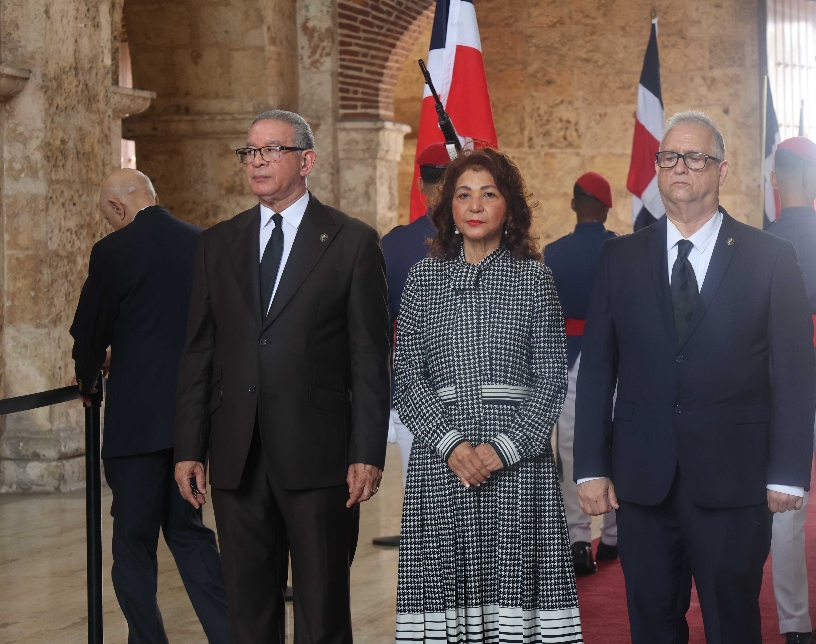 Wilson Gómez en el Panteón Nacional junto a  directivos Danitza Féliz y Pilia Moreno.
