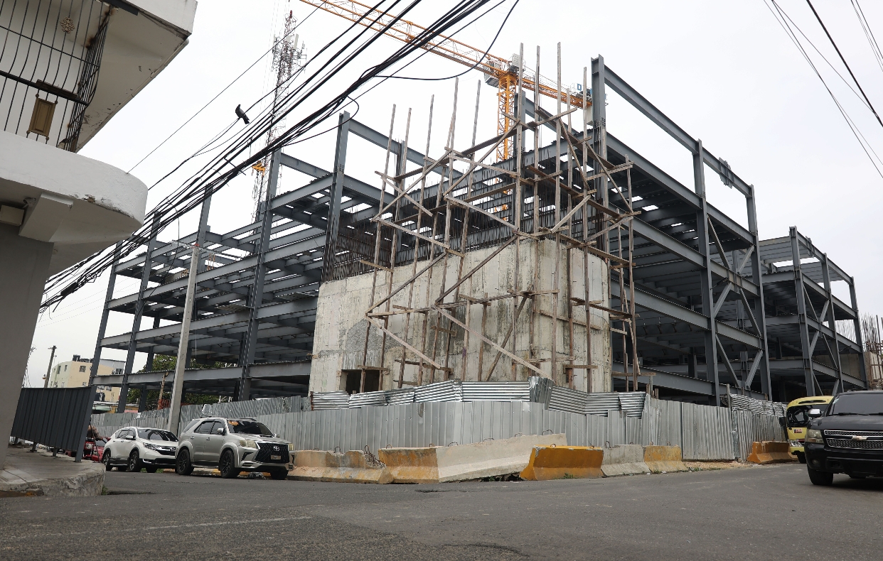 En el lugar donde ocurrió el hecho  construyen un parqueo municipal.  Alexis Monegro