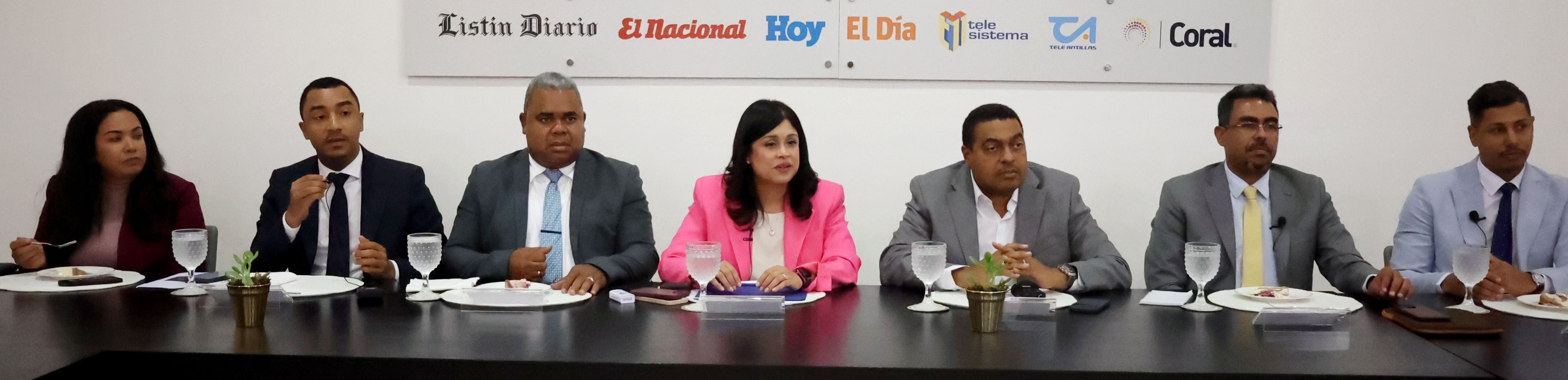 Arriba  ejecutivos Vanessa Reynoso, Carlos Severino,  Wellington Otánez, Eli Bobadilla e Isaac Luciano junto al coordinador del encuentro José Monegro.  Alexis monegro.
