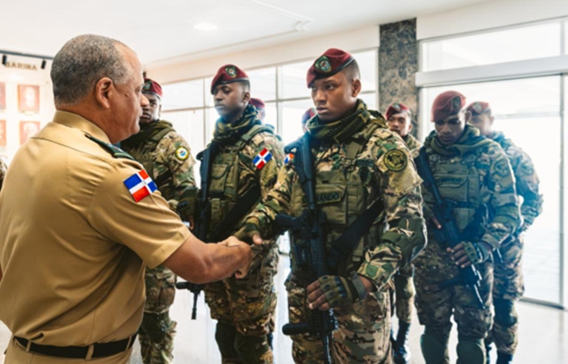 Ministro  Defensa  Carlos A. Fernández despide soldados.