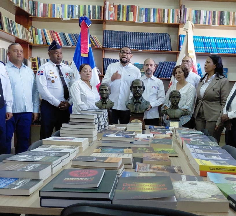 Juan Pablo Uribe junto a autoridades municipales.