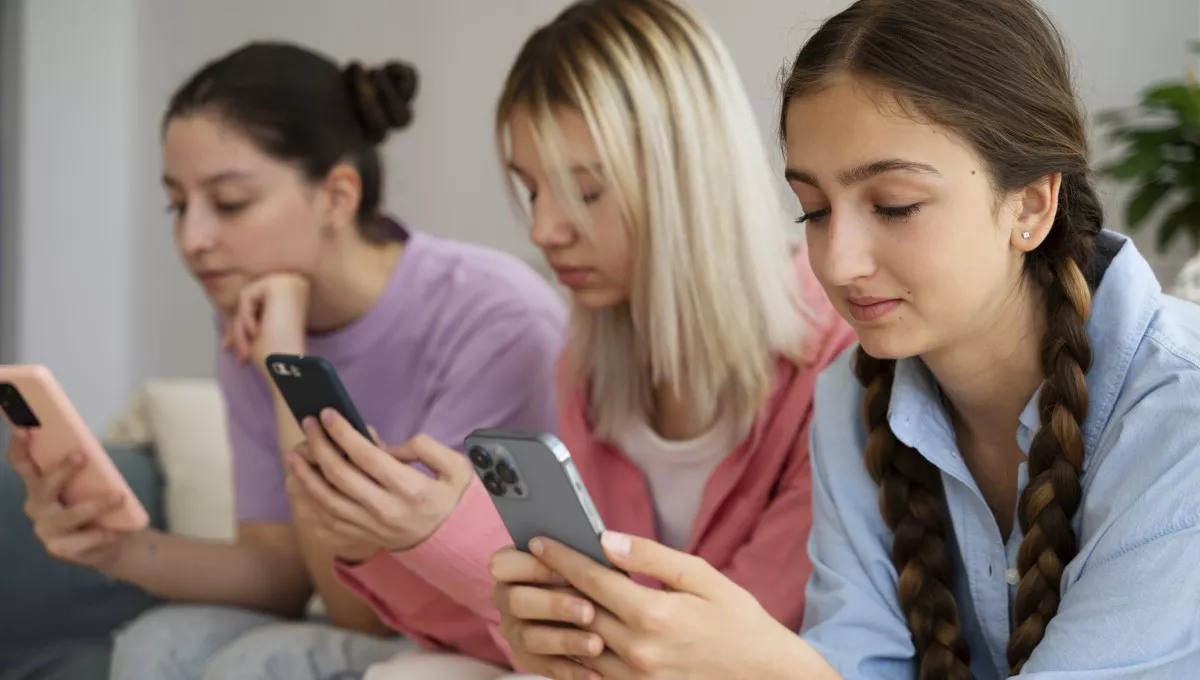 Adolescentes usando redes sociales