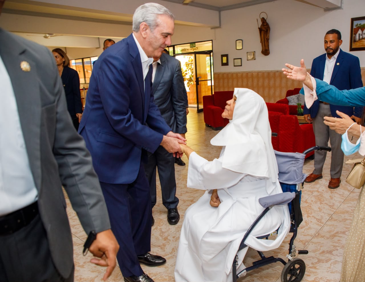 Abinader visita Hogar de Ancianos San Francisco de Asís tras remozamiento de seis áreas