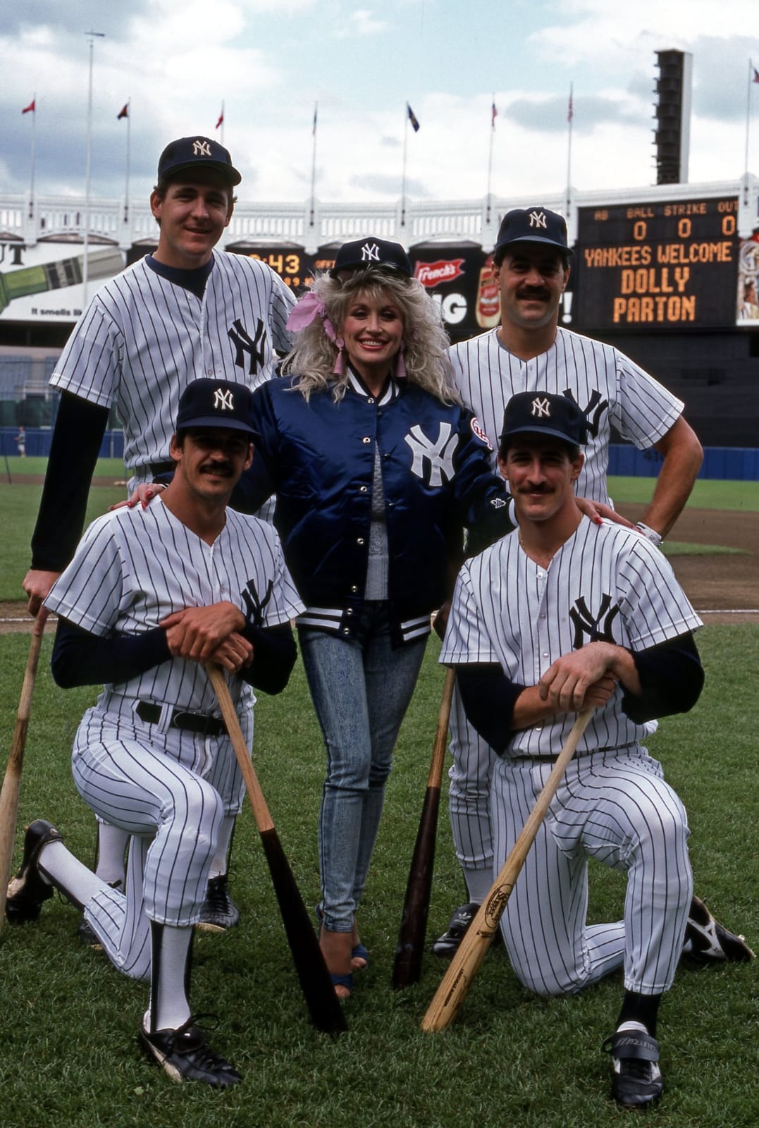 Dolly Parton posa junto a los Yankees en 1987