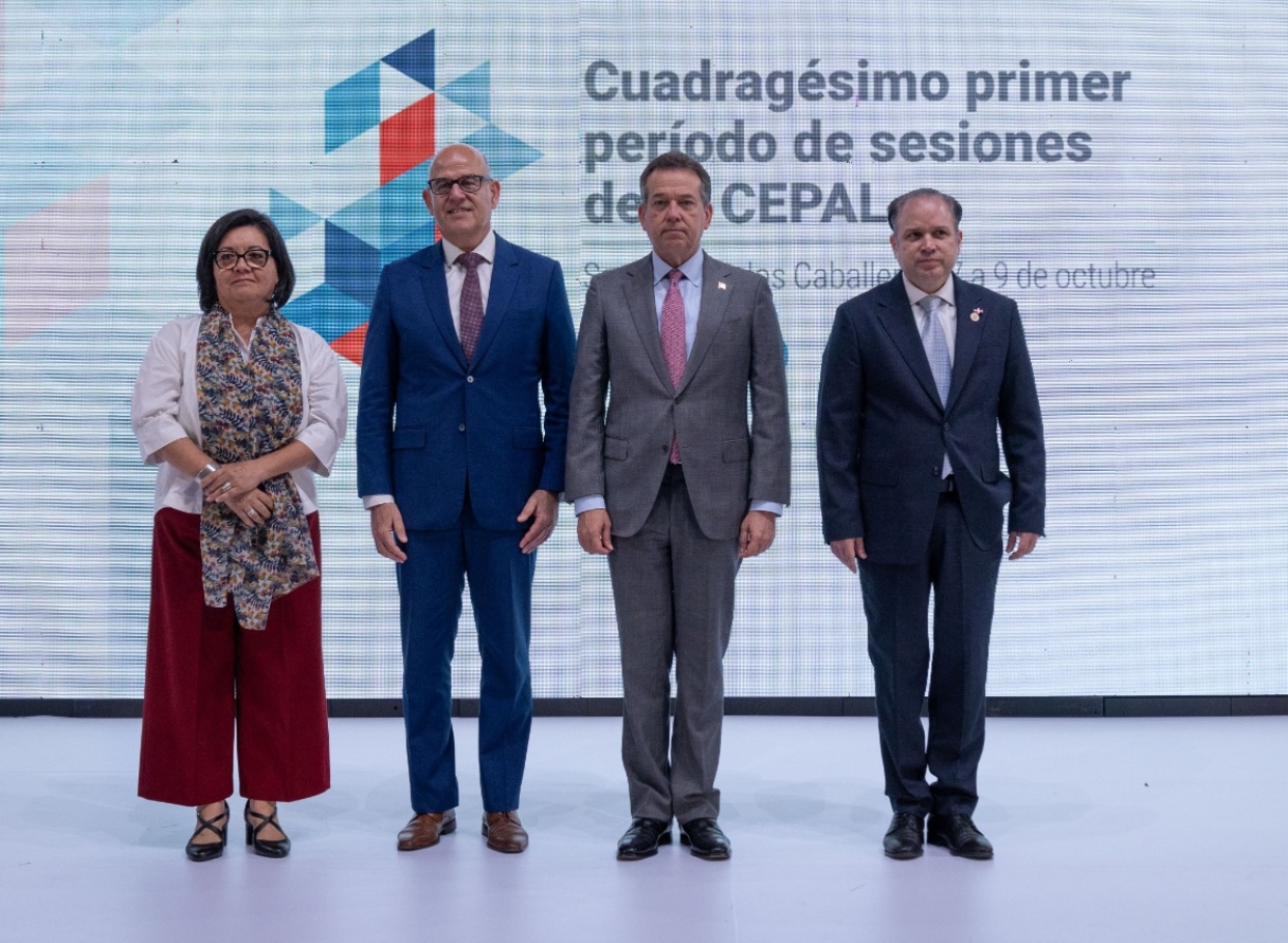 Julia Sánchez, coordinadora Residente de Naciones Unidas en RD, Yáñez, Secretario de la Comisión de la Cepal, el ministro de Relaciones Exteriores, Víctor Bisonó,  y Hugo Rivera, viceministro para Asuntos Económicos y Cooperación Internacional.