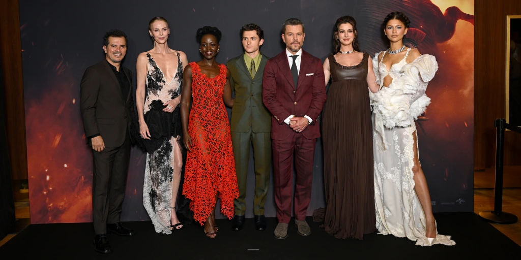 John Leguizamo, Charlize Theron, Lupita Nyong’o, Tom Holland, Matt Damon, Anne Hathaway y Zendaya  durante el estreno de The Odyssey (La Odisea) el 8 de julio de 2026 en París, Francia.