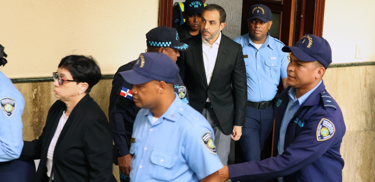 Los hermanos Maribel y Antonio Espaillat son conducidos a la cuarta sala penal  del Palacio Justicia de Ciudad Nueva.  José de Leon.