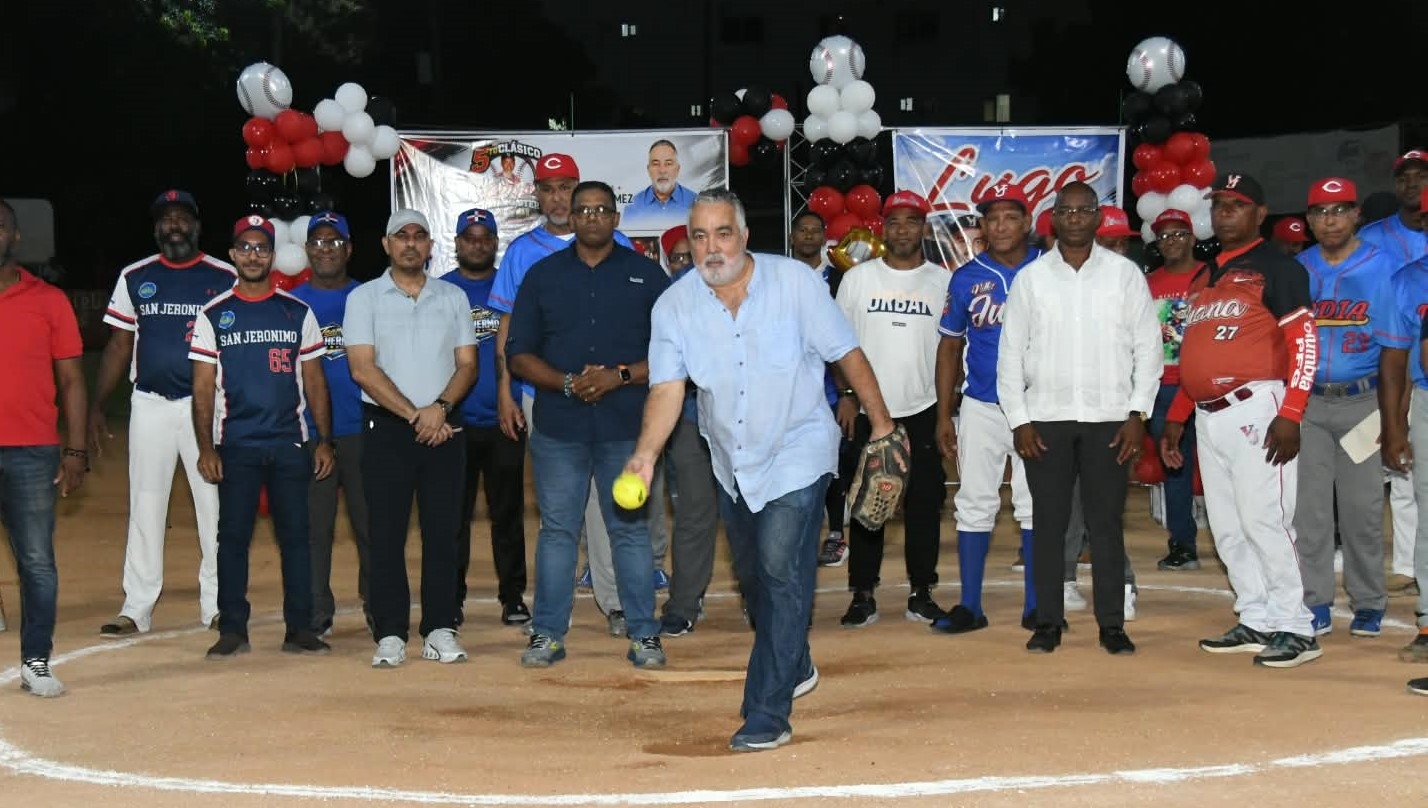 Pedro Gómez lanza la primera bola para dejar inaugurado el V Clásico Julio Lugo de Softbol