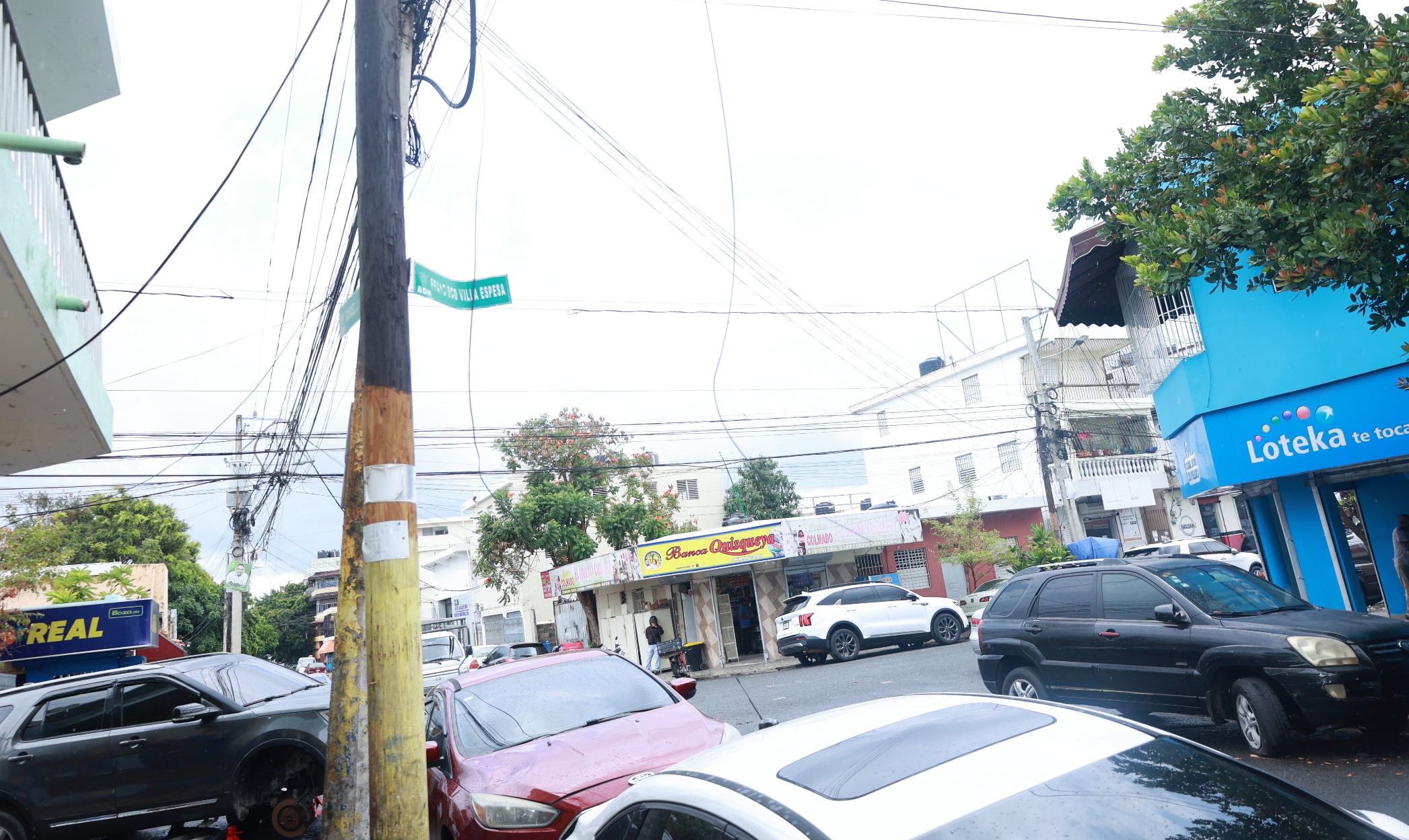 a calle Francisco Villaespesa, en el sector de Villa Juana, tiene cuatro bancas de loterías en la misma periferia, en franca inobservancia a la ley, que establece una distancia de 200 metros lineales entre una banca y otra.