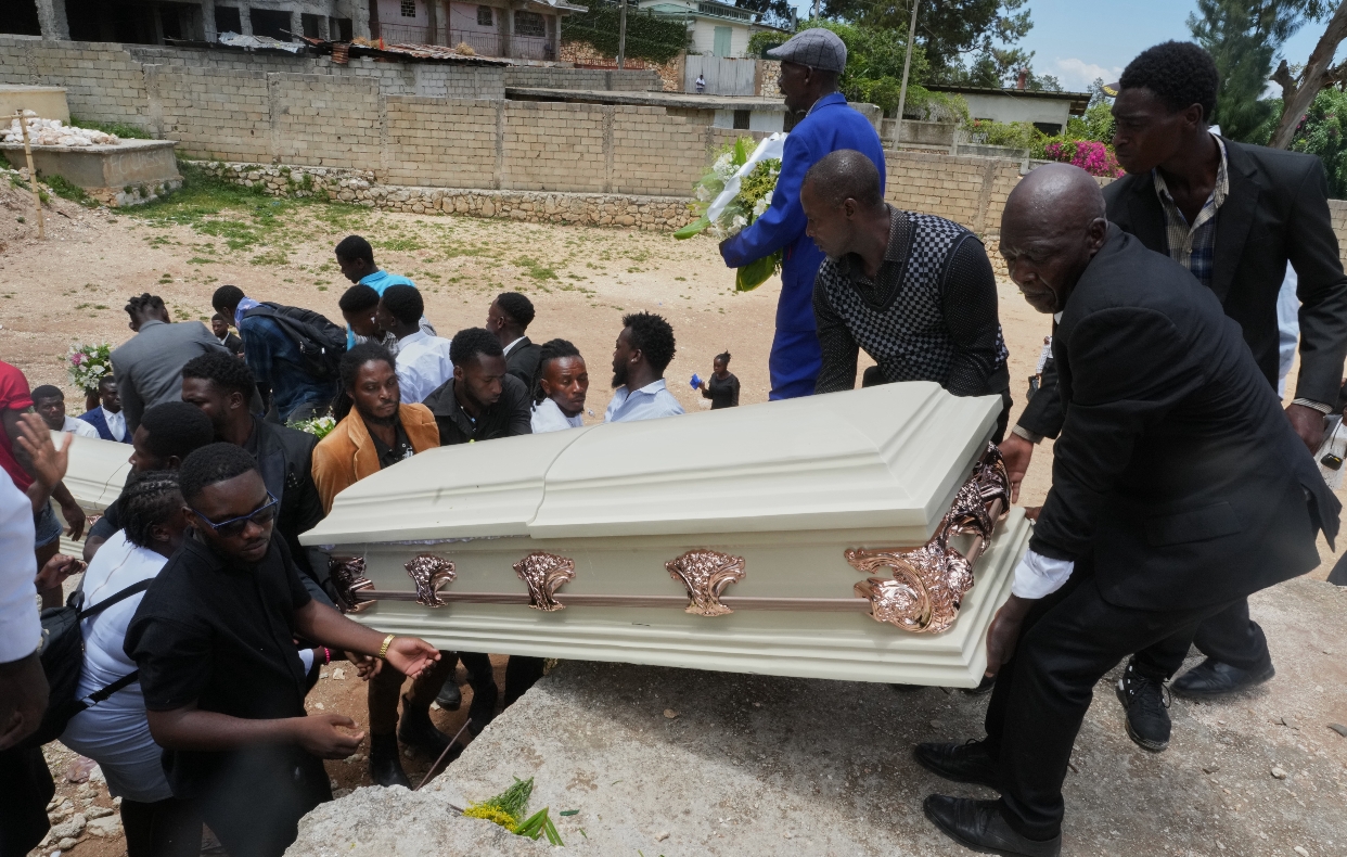 Familiares sepultan una de las víctimas de la masacre de Keinscoff, Haití