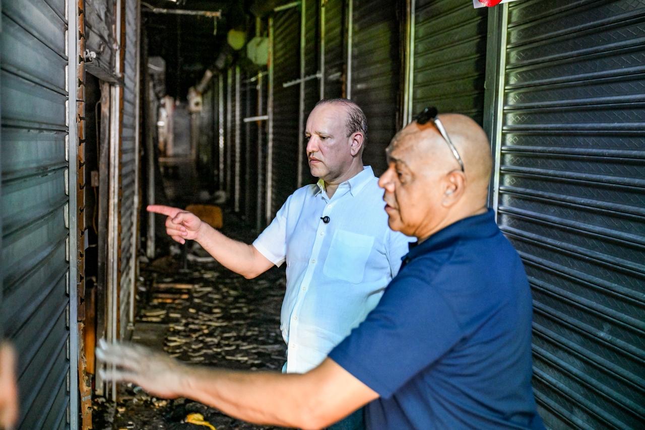 El alcalde Ulises Rodríguez y el jefe de los Bomberos, Alexis Moscat, inspeccionaron los daños