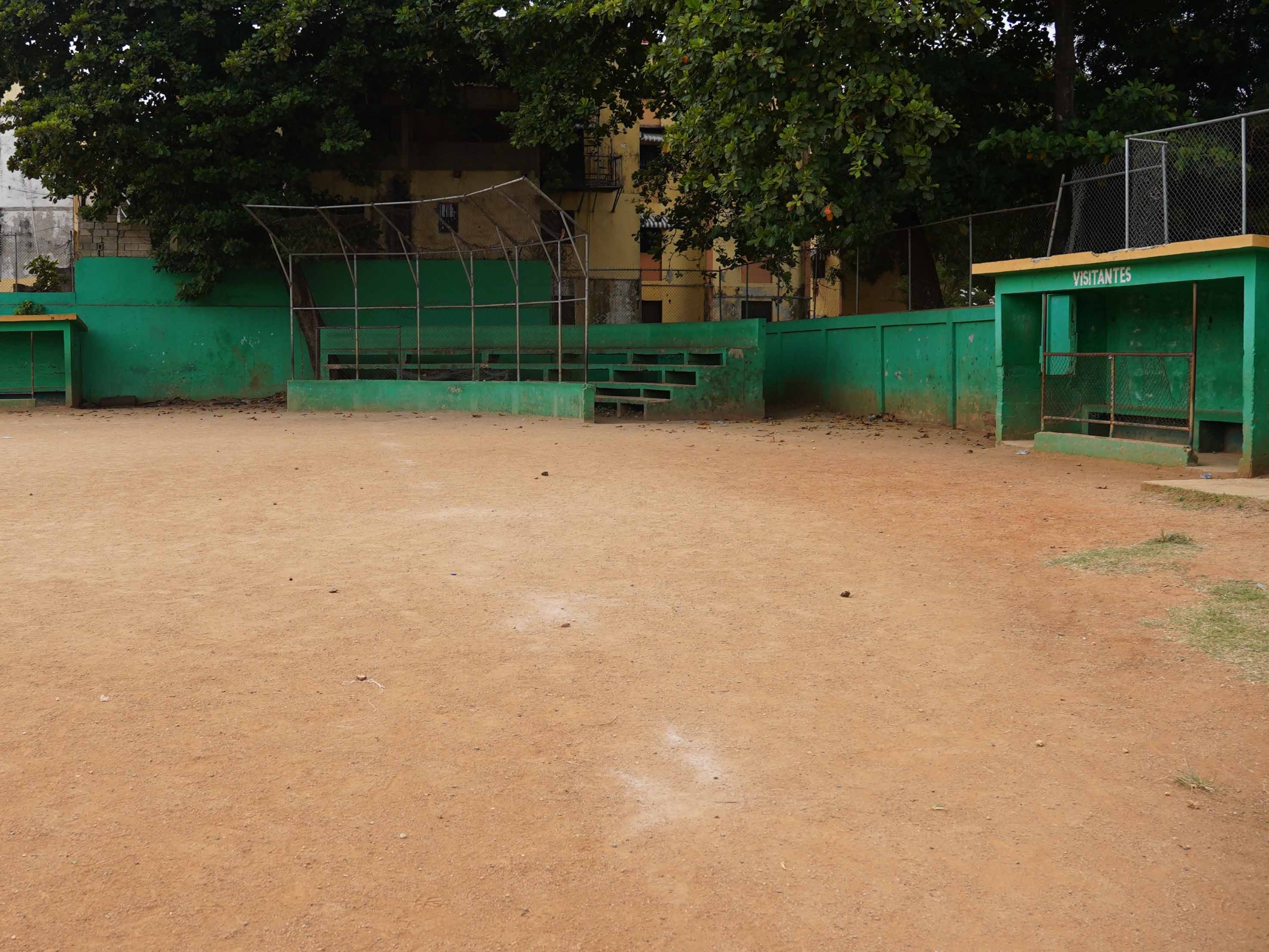 La gráfica muestra las deplorables condiciones en que se encuentra en play de Los Molinos (Villa Duarte), peso a lo cual es utilizado por cinco ligas de béisbol.