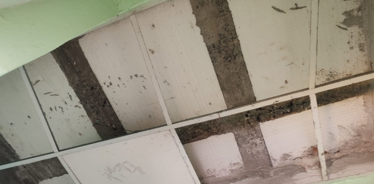 Uno de los planteles de SDE tiene el techo de un aula a punto de colapsar