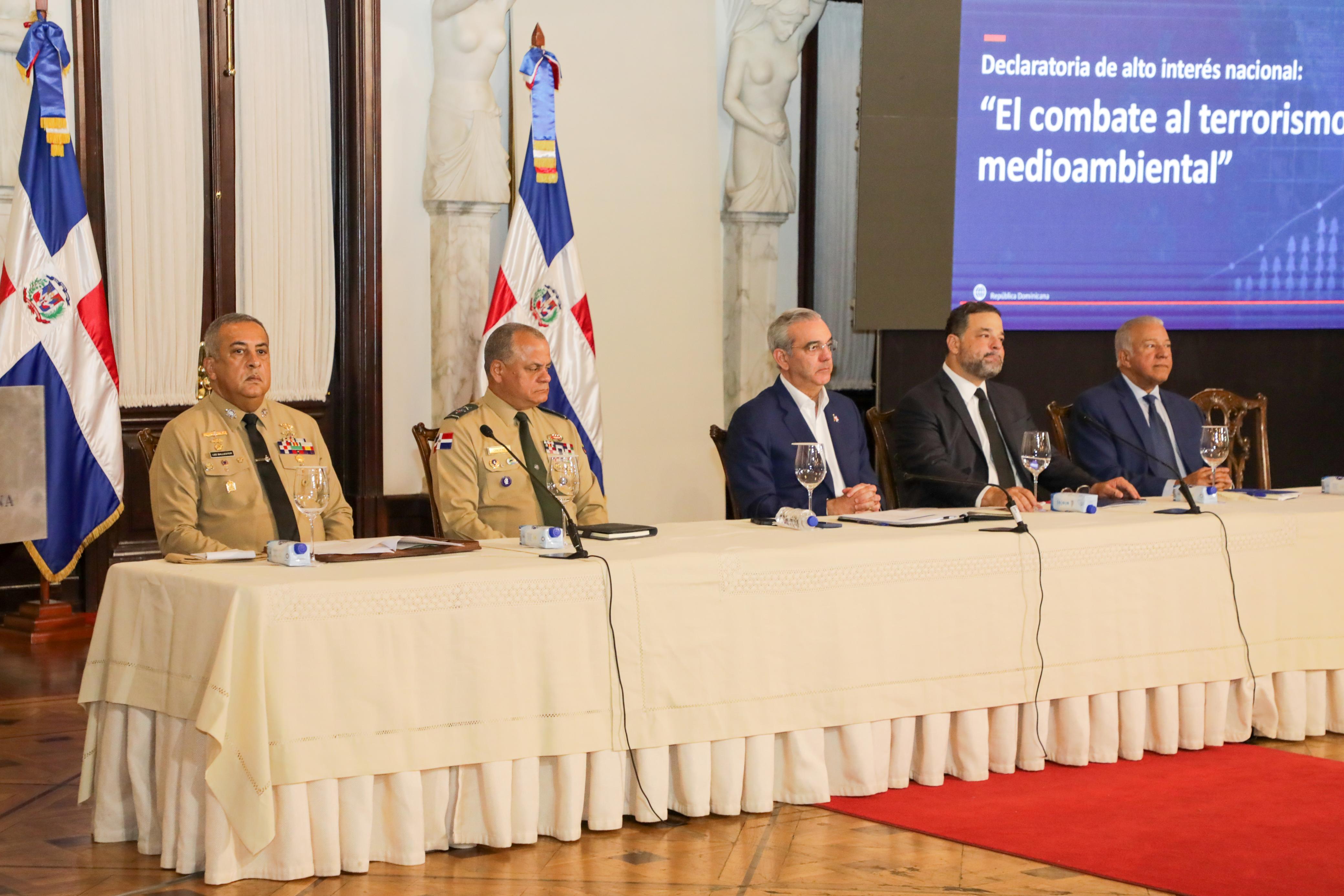 Estuvieron junto al presidente Abinader, los ministros Administrativo de la Presidencia, Andrés Bautista; de Medio Ambiente y Recursos Naturales, Paíno Henríquez; de Defensa, teniente general Carlos Antonio Fernández Onofre; el director de Migración, Luis Rafael Lee Ballester y el subconsultor Jurídico del Poder Ejecutivo, Maireni Rivas.